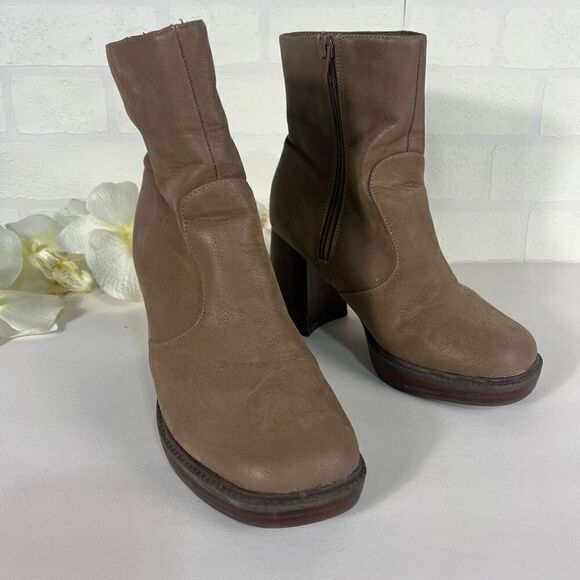 Rouge Womens Chunky Heel Boots size 6 Faux Leather Taupe Y2K Style - Picture 2 of 10